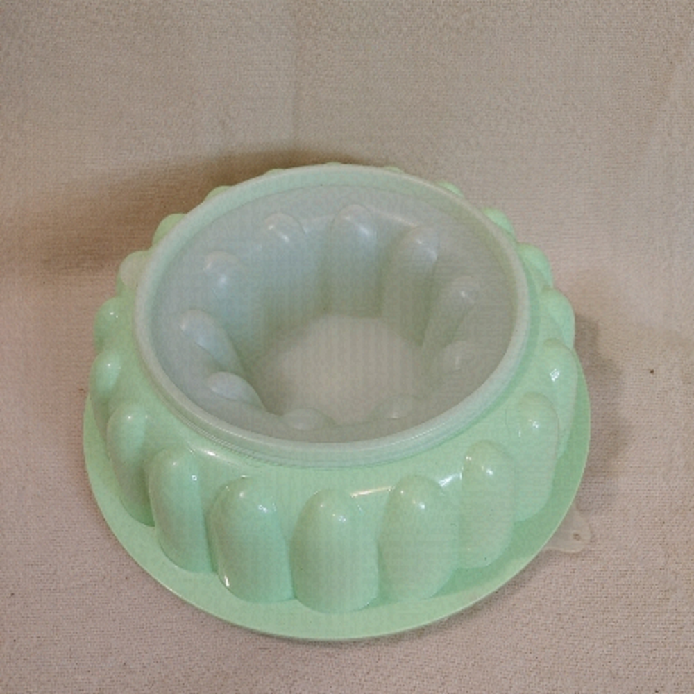 𝅺vintage Tupperware Jell-O Mould